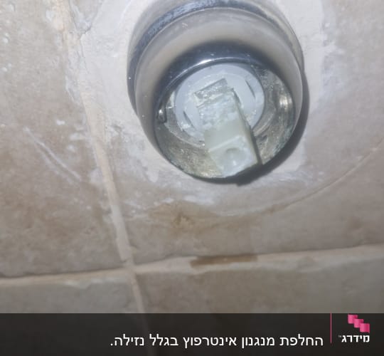 חלק של ברז או צינור על קיר קרמיקה